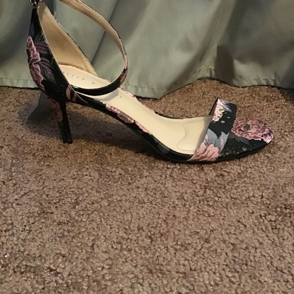 Heels - Picture 2 of 2